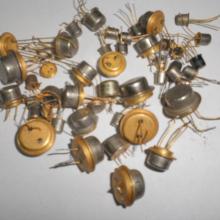 Tranzistoriai metaliniu korpusu – matomi auksuoti paviršiai