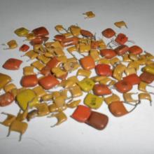 Keramikiniai rudos, raudonos, oranžines spalvos kondensatoriai